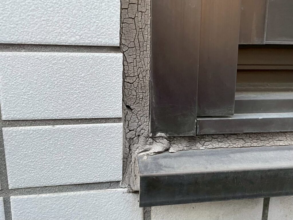 外壁コーキングのひび割れと劣化状態の写真