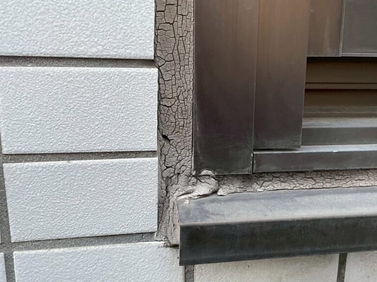 外壁コーキングのひび割れと劣化状態の写真